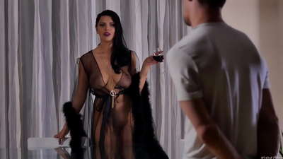 Kochon Kira Rèn envite frè parèy li pou te ak foutu l 'sou tab la dine