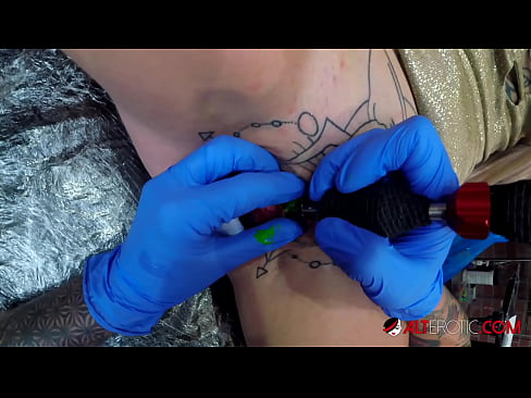 ❤️ Ekstrèmman tatoue hottie Sully Savage te fè yon tatoo sou klitoris li Videyo sèks nan pònografi ht.hqpornvideos.ru